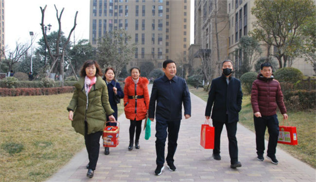 公司黨政工領 導親切看望慰問老干部、老同志和困難勞模、困難員工